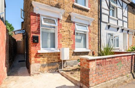 4 bedroom End of terrace house for sale in The Crescent, Slough, SL1