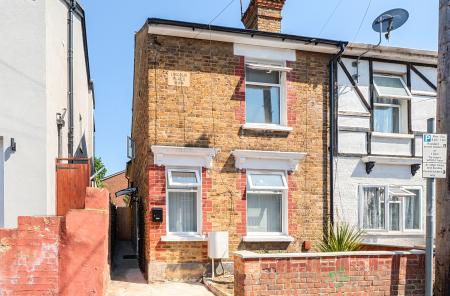 4 bedroom End of terrace house for sale in The Crescent, Slough, SL1