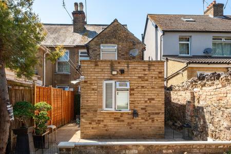 4 bedroom End of terrace house for sale in The Crescent, Slough, SL1