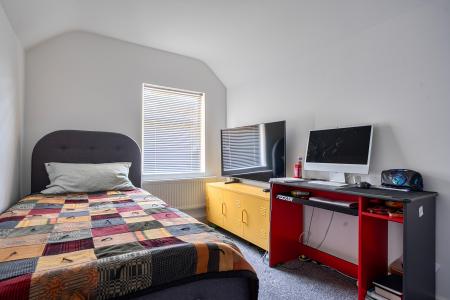 4 bedroom End of terrace house for sale in The Crescent, Slough, SL1