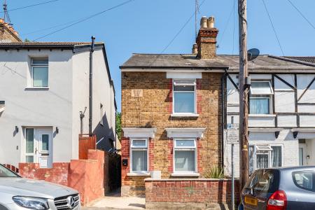 4 bedroom End of terrace house for sale in The Crescent, Slough, SL1