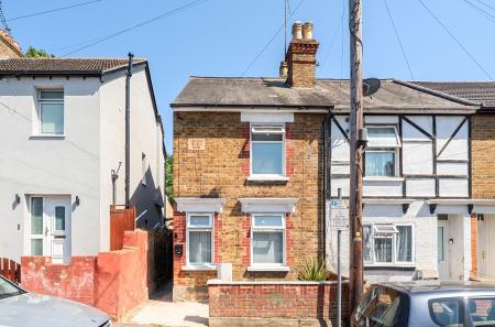 4 bedroom End of terrace house for sale in The Crescent, Slough, SL1
