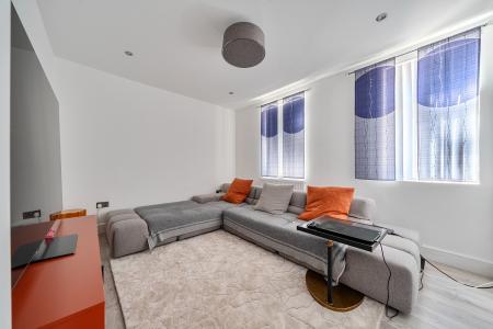 4 bedroom End of terrace house for sale in The Crescent, Slough, SL1