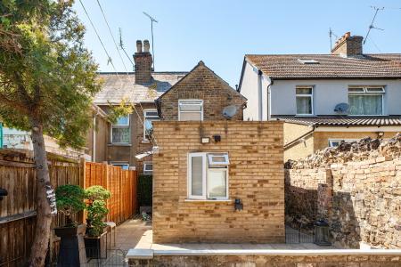 4 bedroom End of terrace house for sale in The Crescent, Slough, SL1
