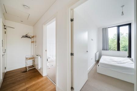 2 bedroom Flat to let in High Street, Slough, SL1