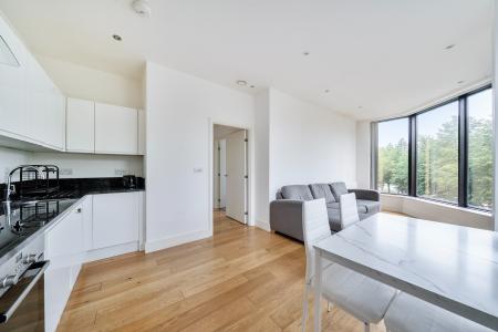 2 bedroom Flat to let in High Street, Slough, SL1