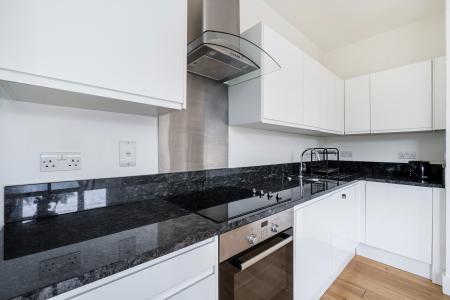 2 bedroom Flat to let in High Street, Slough, SL1