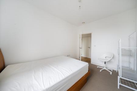 2 bedroom Flat to let in High Street, Slough, SL1