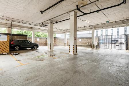 2 bedroom Flat to let in High Street, Slough, SL1