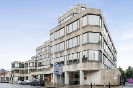 2 bedroom Flat to let in High Street, Slough, SL1