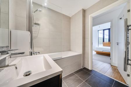 2 bedroom Flat to let in High Street, Slough, SL1