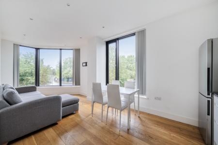2 bedroom Flat to let in High Street, Slough, SL1