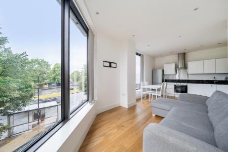 2 bedroom Flat to let in High Street, Slough, SL1