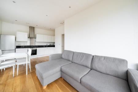 2 bedroom Flat to let in High Street, Slough, SL1