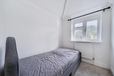 4 bedroom Semi-detached house to let in Whitby Road, Slough, SL1