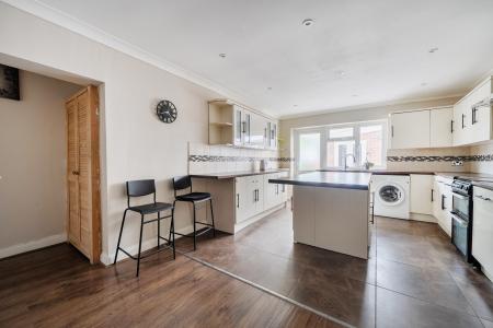 4 bedroom Semi-detached house to let in Whitby Road, Slough, SL1