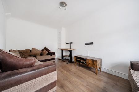 4 bedroom Semi-detached house to let in Whitby Road, Slough, SL1