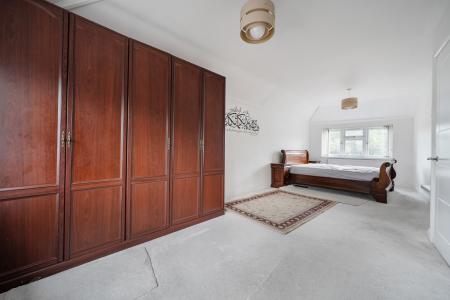 4 bedroom Semi-detached house to let in Whitby Road, Slough, SL1