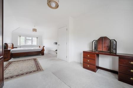 4 bedroom Semi-detached house to let in Whitby Road, Slough, SL1