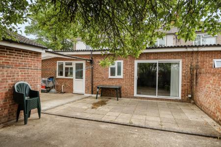 4 bedroom Semi-detached house to let in Whitby Road, Slough, SL1