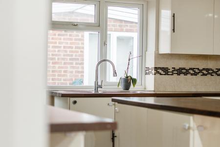 4 bedroom Semi-detached house to let in Whitby Road, Slough, SL1