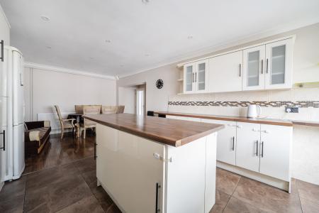 4 bedroom Semi-detached house to let in Whitby Road, Slough, SL1