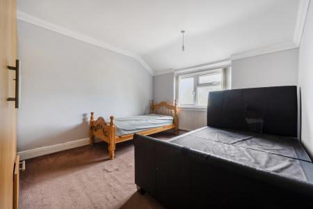 4 bedroom Semi-detached house to let in Whitby Road, Slough, SL1