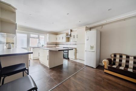 4 bedroom Semi-detached house to let in Whitby Road, Slough, SL1