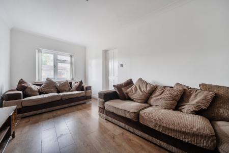 4 bedroom Semi-detached house to let in Whitby Road, Slough, SL1