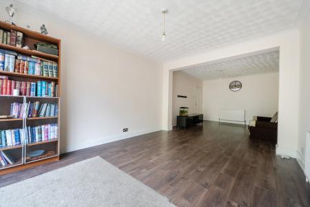 4 bedroom Semi-detached house to let in Whitby Road, Slough, SL1