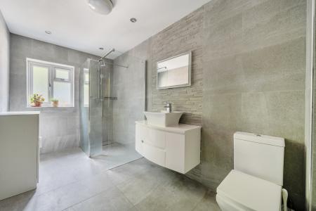 4 bedroom Semi-detached house to let in Whitby Road, Slough, SL1