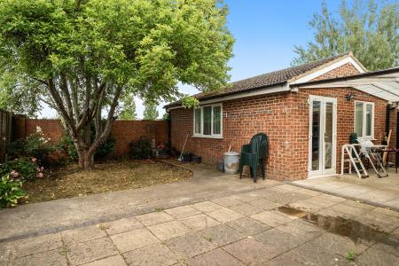 4 bedroom Semi-detached house to let in Whitby Road, Slough, SL1
