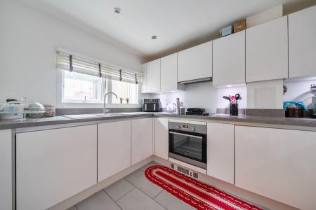 2 bedroom Flat to let in Kidwells Close, Parklands, Maidenhead, SL6