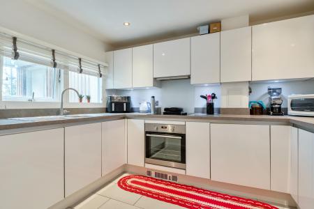 2 bedroom Flat to let in Kidwells Close, Parklands, Maidenhead, SL6
