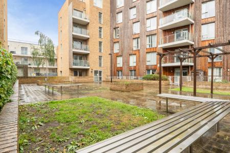 2 bedroom Flat to let in Kidwells Close, Parklands, Maidenhead, SL6