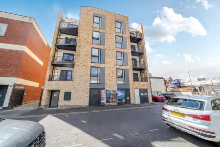 2 bedroom Flat to let in West Street, Maidenhead, SL6