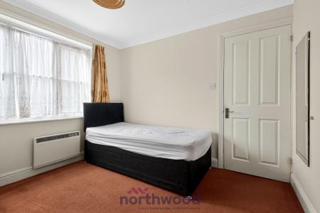 2 bedroom Flat for sale in Alston Gardens, Maidenhead, SL6