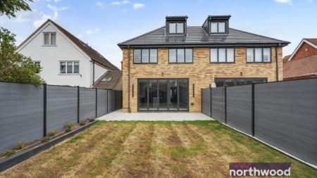 4 bedroom Detached house to let in Courthouse Road, Maidenhead, SL6