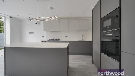 4 bedroom Detached house to let in Courthouse Road, Maidenhead, SL6