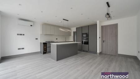 4 bedroom Detached house to let in Courthouse Road, Maidenhead, SL6