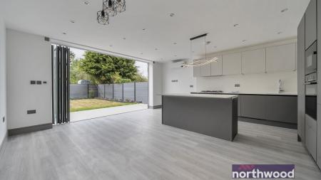 4 bedroom Detached house to let in Courthouse Road, Maidenhead, SL6