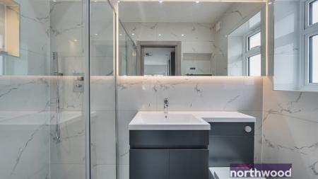 4 bedroom Detached house to let in Courthouse Road, Maidenhead, SL6