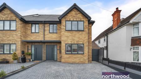 4 bedroom Detached house to let in Courthouse Road, Maidenhead, SL6