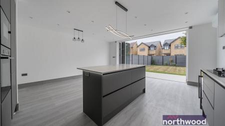 4 bedroom Detached house to let in Courthouse Road, Maidenhead, SL6