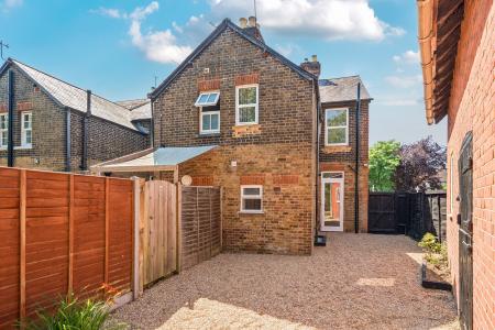 3 bedroom End of terrace house to let in Courthouse Road, Maidenhead, SL6