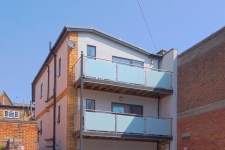 2 bedroom Flat to let in Nicholsons Lane, Maidenhead, SL6