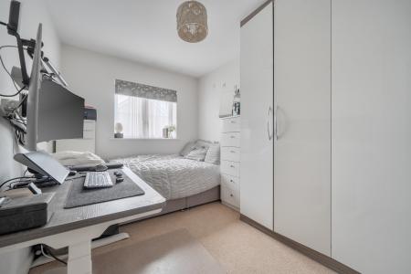 3 bedroom Terraced House to let in Kerswell Close, Slough, SL2