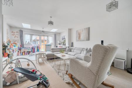 3 bedroom Terraced House to let in Kerswell Close, Slough, SL2