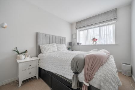 3 bedroom Terraced House to let in Kerswell Close, Slough, SL2
