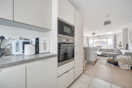 3 bedroom Terraced House to let in Kerswell Close, Slough, SL2